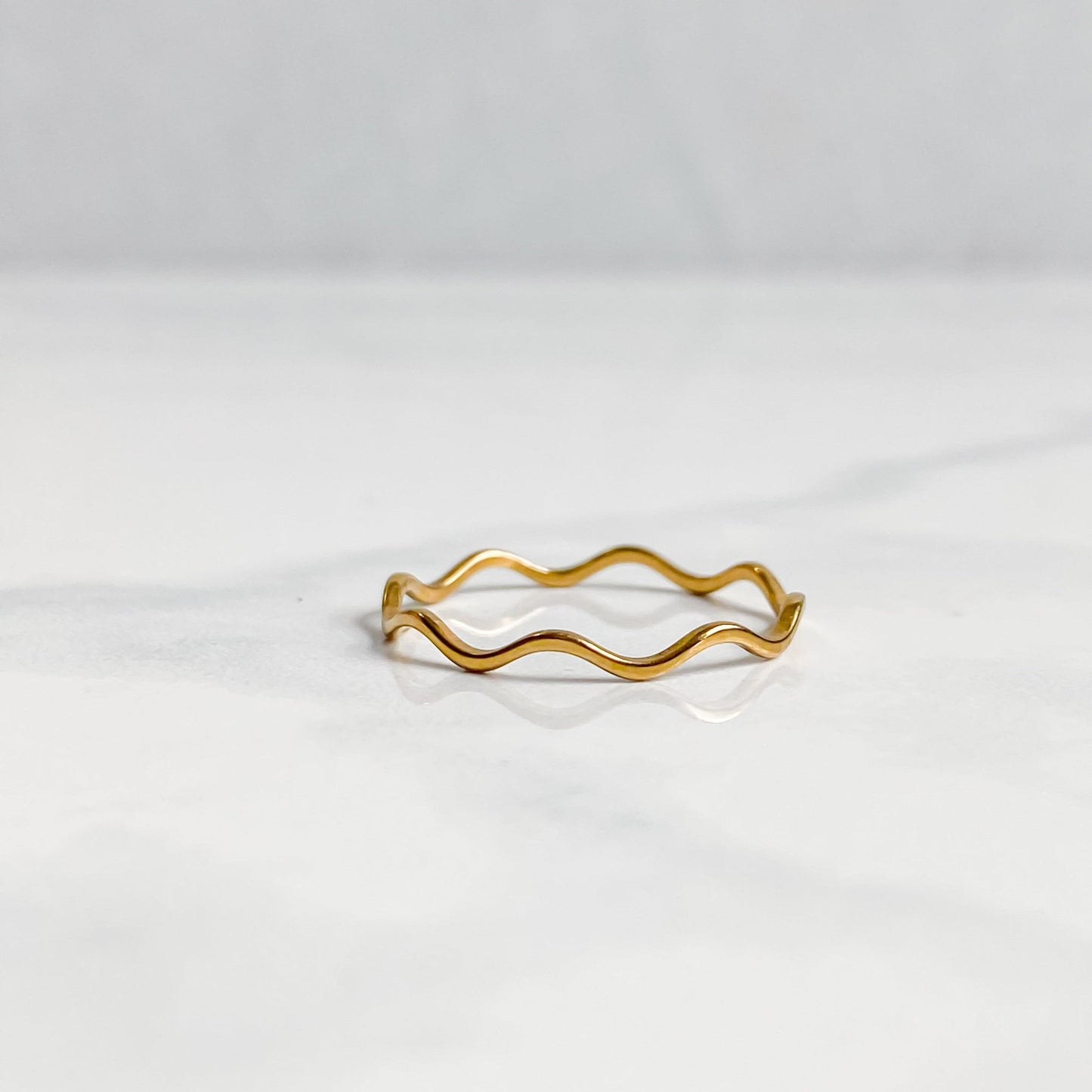 Bague ondulée dorée en acier inoxydable plaqué or 18K | NAÏA
