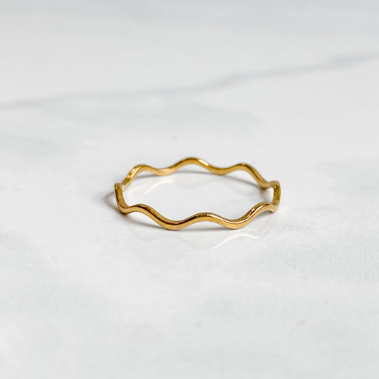 Bague ondulée dorée en acier inoxydable plaqué or 18K | NAÏA