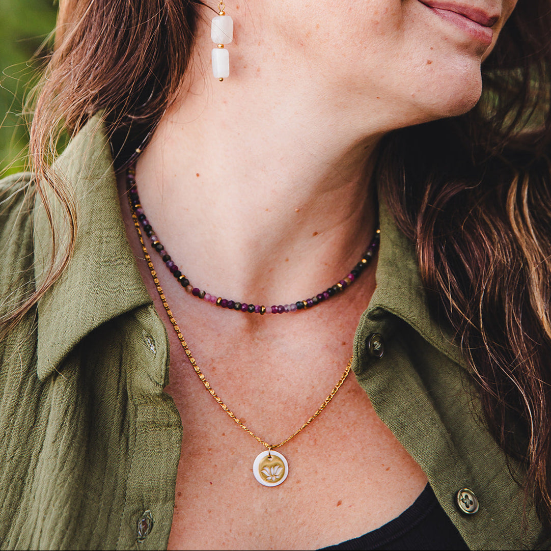 Collier doré en nacre et fleur de lotus | THÉTIS