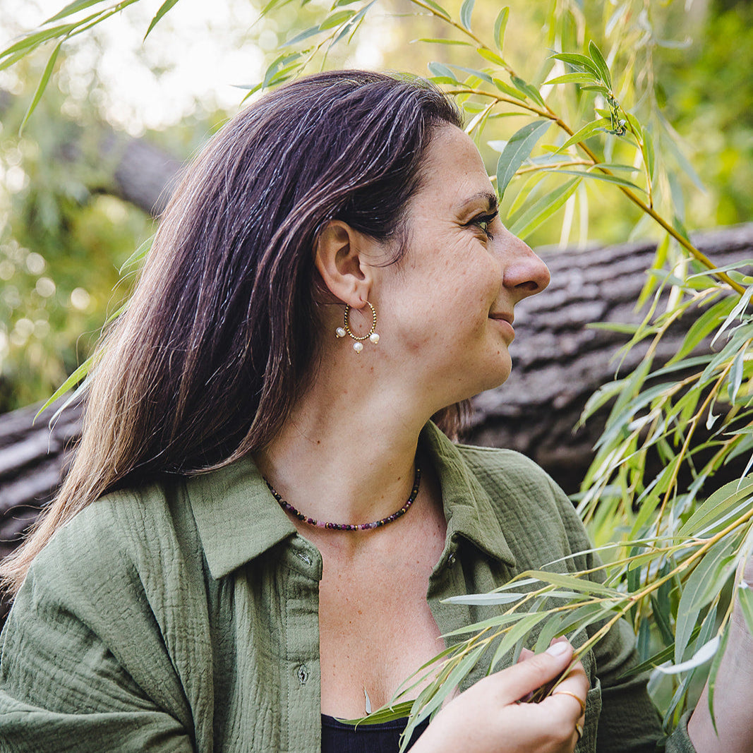 Boucles d’oreilles créoles dorées avec perles d’eau douce | AURÉA