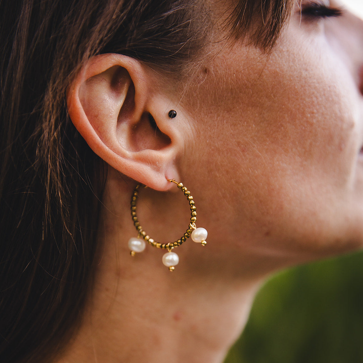 Boucles d’oreilles créoles dorées avec perles d’eau douce | AURÉA